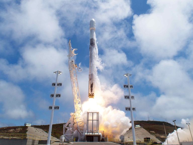 NASA und DLR arbeiten bei Satellitenmissionen zusammen. NASA und DLR arbeiten bei Satellitenmissionen zusammen.