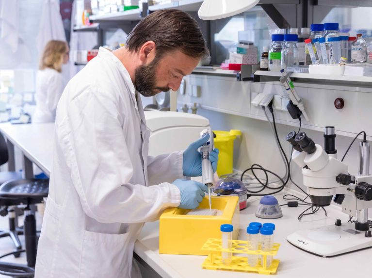 Biologisch-Technischer Assistent bei der Arbeit in einem UKE-Labor Biologisch-Technischer Assistent bei der Arbeit in einem UKE-Labor