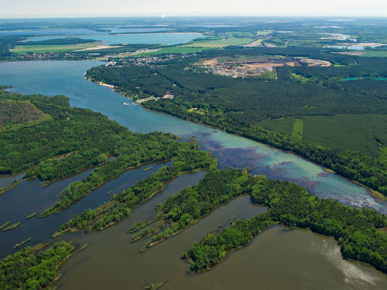 Der Senftenberger See liegt im Lausitzer Seenland. Die Seenkette entstand, nachdem stillgelegte Braunkohletagebauten geflutet wurden. Der Senftenberger See liegt im Lausitzer Seenland. Die Seenkette entstand, nachdem stillgelegte Braunkohletagebauten geflutet wurden.